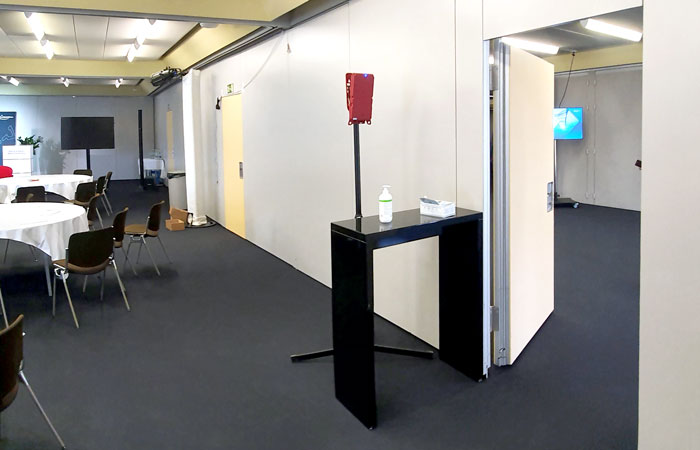  Track Box auf Stativ in einem Meetingraum